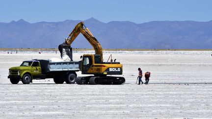 Des employés travaillent au salar Salinas Grandes, en Argentine, le 18 octobre 2022. (AIZAR RALDES / AFP)