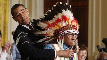 Joe Medicine Crow reçoit la médaille de la liberté, la plus haute décoration civile américaine, des mains du président Barack Obama à la Maison Blanche le 12 août 2009. ( REUTERS - Jim Young)