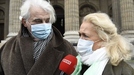 Les comédiens Jacques Weber et Brigitte Fossey se rendent à la messe de requiem en souvenir du metteur en scène Robert Hossein décédé le 31 décembre 2020, à l'église Saint-Sulpice à Paris (9 février 2021) (BERTRAND GUAY / AFP)