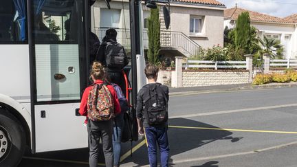 Des enfants montent dans un bus scolaire à Vihiers (Maine-et-Loire), le 27 mai 2019. (JEAN-MICHEL DELAGE / HANS LUCAS / AFP)