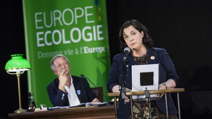 Emmanuelle Cosse, secr&eacute;taire nationale d'Europe Ecologie, et Jos&eacute; Bov&eacute;, t&ecirc;te de liste du parti aux europ&eacute;ennes, lors d'un meeting &agrave; Paris, le 22 mai 2014. (MAXPPP)