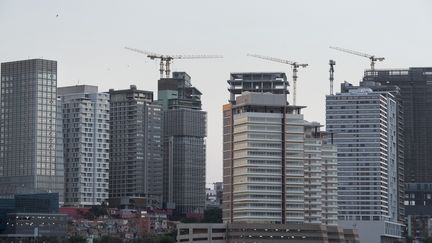 Grands immeubles en construction à Luanda, capitale de l'Angola, le 10 novembre 2018 (RODGER BOSCH / AFP)