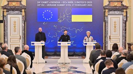 Le président du Conseil européen, Charles Michel, le président ukrainien, Volodymyr Zelensky, et la présidente de la Commission européenne, Ursula von der Leyen, lors d'un sommet à Kiev, en Ukraine, le 3 février 2023. (SERGEI SUPINSKY / AFP)