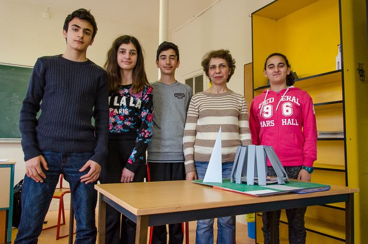 David, Chiara, Tatoul, leur professeur&nbsp;Zepur Mehrabi et Marie posent devant une maquette du m&eacute;morial du g&eacute;nocide d'Erevan (Arm&eacute;nie), le 3 avril 2015 &agrave; l'&eacute;cole Tebrotzass&egrave;re du Raincy (Seine-Saint-Denis). (THOMAS BAÏETTO / FRANCETV INFO)