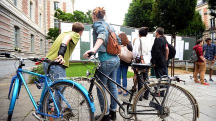 Des &eacute;l&egrave;ves d&eacute;couvrent les r&eacute;sultats du bac &agrave; Rennes (Ille-et-Vilaine), le 5 juillet 2012. (DAMIEN MEYER / AFP)