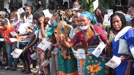 Des Béninois célèbrent le retour d'œuvres restituées par la France, le 10 novembre 2021, à Cotonou. (SERAPHIN ZOUNYEKPE / XINHUA / AFP)