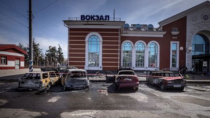 Des voitures calcinées sà l'extérieur d'une gare de Kramatorsk, dans l'est de l'Ukraine,&nbsp;touchée par une attaque à la roquette, le 8 avril 2022. (FADEL SENNA / AFP)