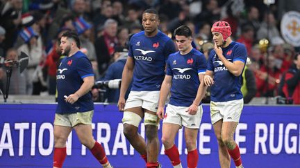 Les joueurs du XV de France après la défaite face à l'Irlande dans le Tournoi des six nations, le 2 février 2024. (NICOLAS TUCAT / AFP)