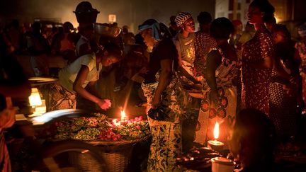 Chaque soir au grand carrefour de Glo-Djigbé, arrondissement de la commune d'Abomey-Calavi, les marchands s’éclairent à la lampe à pétrole. (Pascal Maitre/Cosmos)