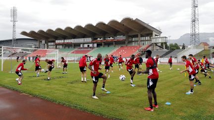 Les joueurs du FC Annecy, club promu en Ligue 2, lors d'un entraînement, le 22 juin 2022. (GR?GORY YETCHMENIZA / MAXPPP)