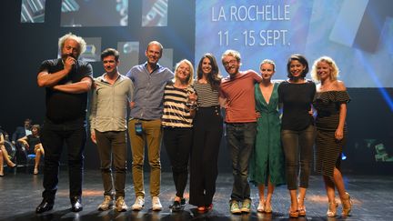 L'équipe de la série de France 2 "Une belle histoire" reçoit le prix de la meilleure série longue lors de la 21e édition du festival de la fiction à La Rochelle, le 14 september 2019 (XAVIER LEOTY / AFP)