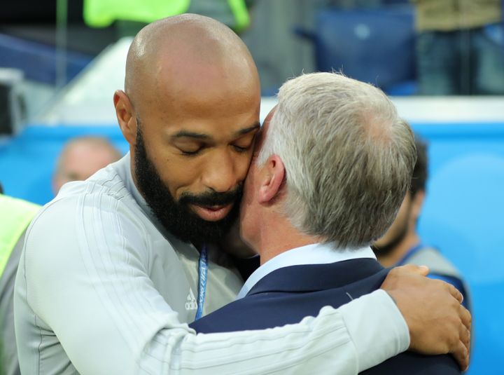 Thierry Henry enlace Didier Deschamps, le 10 juillet 2018, lors de France-Belgique, à Saint-Pétersbourg (Russie). (CHRISTIAN CHARISIUS / DPA / AFP)