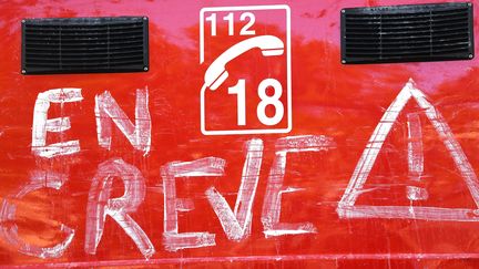 Une inscription "en grève" sur un camion de pompiers, dans le Gard, le 13 novembre 2017. (PASCAL GUYOT / AFP)