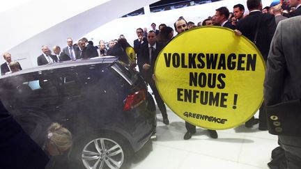 Des manifestants de Greenpeace occupent le stand de Volkswagen, au Mondial de l'automobile, &agrave; Paris, jeudi 27 septembre. (CHAUVEAU / SIPA)