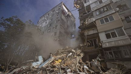 Un bâtiment détruit par des frappes sur la ville de&nbsp;Zaporijjia, dans le sud de l'Ukraine, le 9 octobre 2022. (METIN AKTAS / ANADOLU AGENCY / AFP)