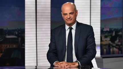 Le ministre de l'Education nationale, Jean-Michel Blanquer, sur le plateau du "20 heures" de France 2,&nbsp;à Paris, le 20 août 2020. (ANNE-CHRISTINE POUJOULAT / AFP)