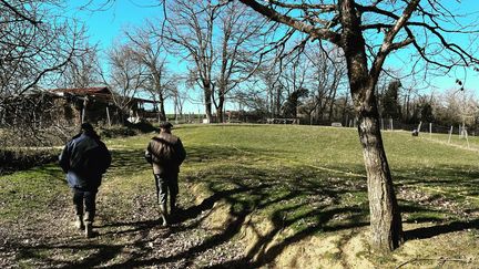 Laurent Lacrouts et Mathieu Jourdain, The Inspector Cluzo bien occupés à la ferme en attendant la tournée. (Yann Bertrand / Radio France)