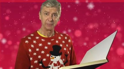 Capture d'&eacute;cran de la vid&eacute;o de No&euml;l d'Arsenal, o&ugrave; l'on voit l'entra&icirc;neur du club, Ars&egrave;ne Wenger, lire un conte de No&euml;l. (YOUTUBE.COM / ARSENAL FC)