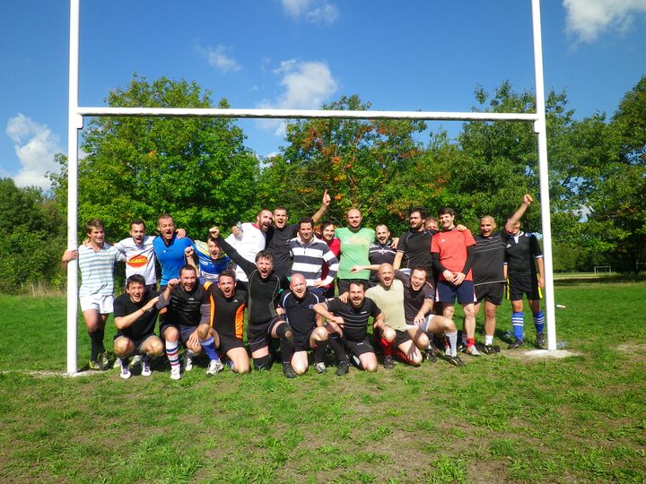 Les Coqs festifs, &eacute;quipe "gay friendly" parisienne compos&eacute;e aux deux tiers de joueurs gays, se pr&eacute;sentent avant tout comme "une &eacute;quipe de rugby comme les autres". (CHRISTOPHE RAUZY / FRANCETV INFO)