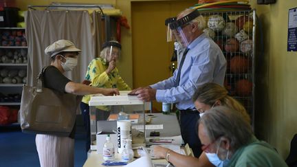 Un femme est en train de voter pour les&nbsp;élections municipales à&nbsp;Marseille (Bouches-du-Rhône) dimanche 28 juin 2020. (CHRISTOPHE SIMON / AFP)