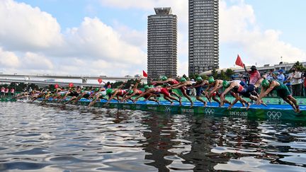 3, 2, 1, go ! Le départ de l'épreuve de triathlon, fatale au Français Vincent Luis, favori mais seulement 13e à l'arrivée. Si vous le retrouvez sur la photo, vous gagnez une entrée de live à votre gloire. (LOIC VENANCE / AFP)