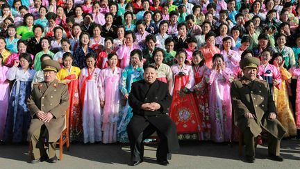 Le leader nord-cor&eacute;en Kim Jong-un pose devant une tribune de femmes visiblement tr&egrave;s &eacute;mues, comme le raconte le Huffington Post. (KCNA / AFP)