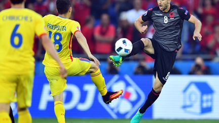 Duel entre le Roumain Andrei Prepelita et l'Albanais Migjen Basha (UWE ANSPACH / DPA)