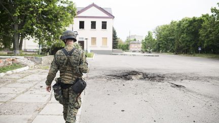 Un soldat ukrainien, le 18 mai 2022 à Barvinkove (Ukraine). (FIORA GARENZI / HANS LUCAS / AFP)