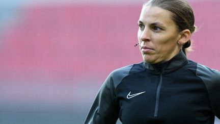 Stéphanie Frappart, lors du match entre Brest et Rennes, le 31 octobre 2020. (JEAN-FRANCOIS MONIER / AFP)