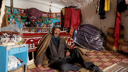 Mais nombre d’habitants sont nés ici, possèdent un petit terrain dans les montagnes et n’ont pas les moyens de s’offrir une nouvelle vie. Certains ont accusé Bourguiba de vouloir dissoudre les communautés berbères. Pour toutes ces raisons, beaucoup de familles ont préféré rester dans ces demeures troglodytiques ancestrales. (ZOHRA BENSEMRA/REUTERS)