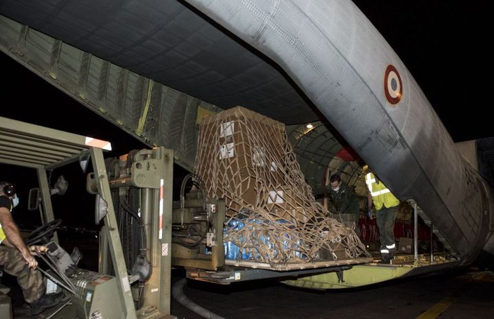 Le congélateur pour la conservation des vaccins contre le Covid-19, acheminé par un avion militaire, est arrivé le 21 décembre en Guadeloupe. (OLIVIER NICOLAS / FORCES ARMEES AUX ANTILLES / GUADELOUPE LA 1ERE)