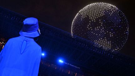 Après le défilé des différentes délégations, 1824 drones se sont envolés au-dessus du Stade national olympique de Tokyo pour former le logo des Jeux. Une impressionnante chorégraphie artistique pendant plusieurs minutes sous les yeux des athlètes et bénévoles de l'organisation. (ANDREJ ISAKOVIC / AFP)