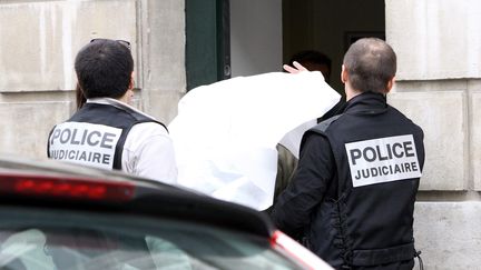 Une personnes plac&eacute;e en garde &agrave; vue dans le cadre du meurtre d'Alexandre Junca arrive au tribunal de grande instance de Pau (Pyr&eacute;n&eacute;es-Atlantique), le 6 avril 2013. ( / MAXPPP)