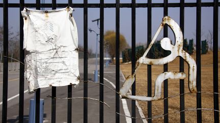 Entr&eacute;e des installations d&eacute;di&eacute;es au kayak et au cano&eacute; &agrave; P&eacute;kin (Chine), quatre ans apr&egrave;s les Jeux d'&eacute;t&eacute; de 2008, en mars 2012. (DAVID GRAY / REUTERS)