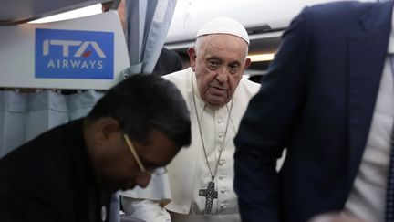 Le pape François samedi 23 septembre 2022 dans le vol du retour, après sa visite à Marseille. (ALESSANDRA TARANTINO / POOL / AFP)