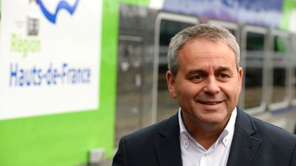 Xavier Bertrand visite une usine Bombardier, à Valenciennes (Nord), le 17 octobre 2016.&nbsp; (ERIC PIERMONT / AFP)