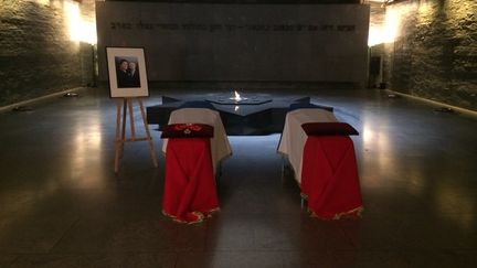 Les cercueils de Simone Veil et son mari Antoine, dans la crypte du Mémorial de la Shoah, le 29 juin 2018. (BENJAMIN MATHIEU / RADIO FRANCE)