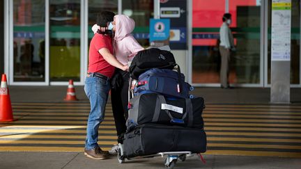 Un couple se retrouve à l'aéroport de Tababela, en Équateur, le 16 juin 2020. Photo d'illustration. (JOSE JACOME / EFE)