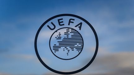 Le logo de l'UEFA. (FABRICE COFFRINI / AFP)