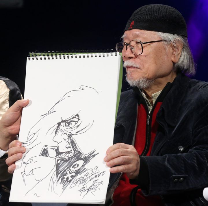 Leiji Matsumoto, créateur d'Albator et de Galaxy Express, devant un croquis du célèbre corsaire spatial, le 9 mars 2019 à Monaco, au salon Magic (CYRIL DODERGNY / MAXPPP)