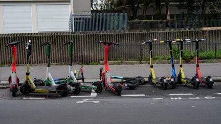 Des trottinettes électriques en libre-service à Paris, le 16 décembre 2020. (RICCARDO MILANI / HANS LUCAS / AFP)