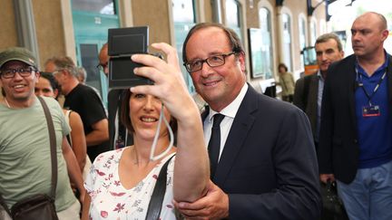 L'ancien président François Hollande en visite au Festival du film francophone d'Angoulème, le 22 aout 2017. (MAXPPP)