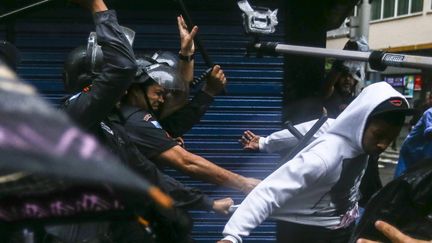 &nbsp; (La police brésilienne évacue une favela de Rio de Janeiro le 24 avril 2014 ©maxPPP)