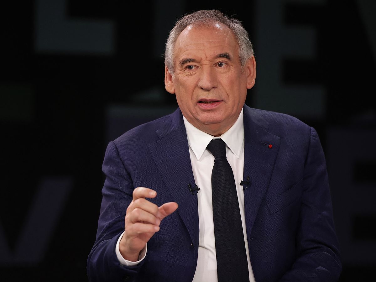 Nouveau gouvernement : François Bayrou poursuit ses consultations, le PS se  rapproche d'une censure