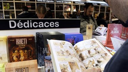 Un homme en pleine lecture d'une BD au Festival d'Angoulème 2013
 (JP Muller / AFP)