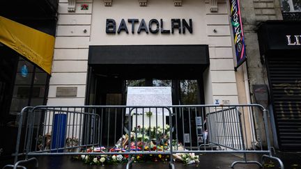 Des fleurs sont déposées devant le Bataclan à Paris, le 13 novembre 2021, six ans après les attentats terroristes. (ADRIEN FILLON / HANS LUCAS / AFP)