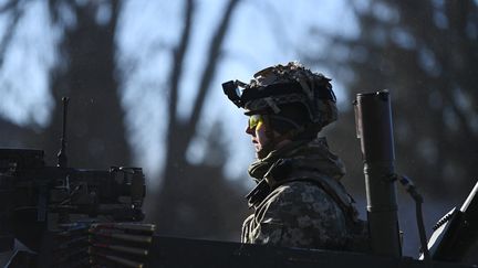 Un soldat ukrainien du côté ouest de Kiev le 26 février 2022. (DANIEL LEAL / AFP)