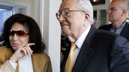 Jean-Marie Le Pen, fondateur du Front national, avec son épouse Jany Le Pen, le 12 avril 2010. (JOEL SAGET / AFP)