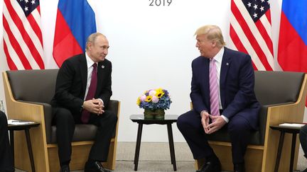 Le président américain, Donald Trump, avec le président russe Vladimir Poutine, lors du premier jour du sommet du G20 à Osaka (Japon), le 28 juin 2019.&nbsp; (KREMLIN PRESS OFFICE / HANDOUT / ANADOLU AGENCY / AFP)