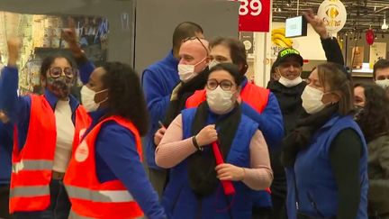 Carrefour : des salariés se mettent en grève pour demander une augmentation des salaires